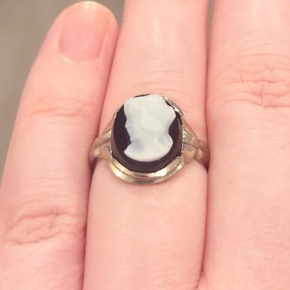 Vintage 10K Black Cameo Ring: Onyx Carved White Shell Ladies Size 6.25 Solitaire